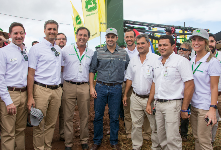 En la foto adjunta estuvieron presentes: Jorge Pecci, Presidente de Automaq, junto al Presidente de la República Mario Abdo Benítez, Ejecutivos de Automaq y John Deere Hispanoamérica.